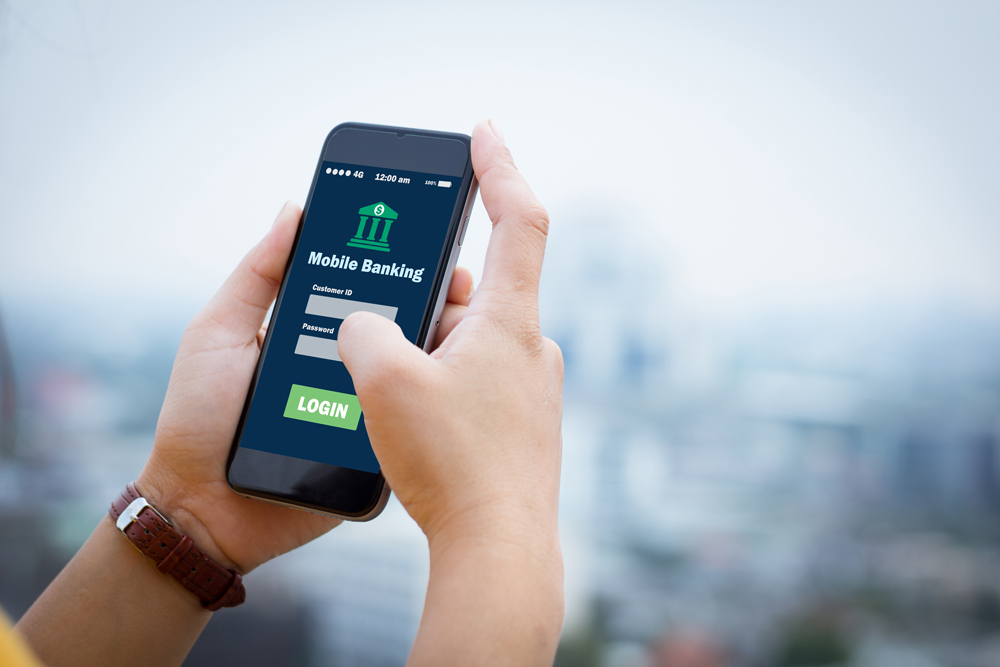 ลูกค้าเปิดแอปธนาคารหรือ e-wallet เพื่อชำระเงิน