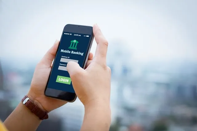ลูกค้าเปิดแอปธนาคารหรือ e-wallet เพื่อชำระเงิน