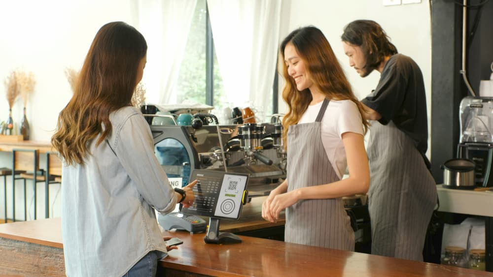 ลูกค้ากำลังเลือกเมนูเครื่องดื่มอยู่ในร้านกาแฟ